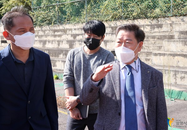 박승원 광명시장은 10월20일 서울근로청소년복지관 운동장을 방문해 시민 이용에 불편이 없도록 개장준비에 만전을 기할 것을 당부했다. (사진=광명시)