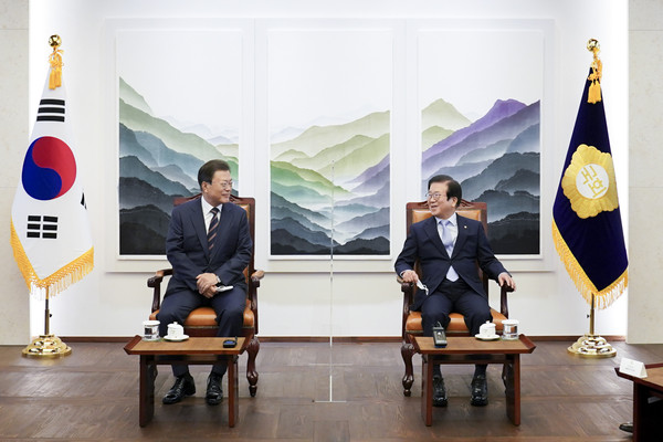 문재인 대통령이 10월25일 국회 접견실에서 박병석 국회의장과 만나 환담을 나누고 있다. (사진=청와대)