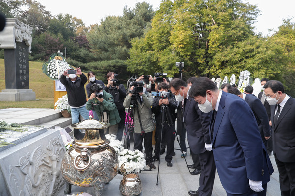 윤석열 전 총장이 10월26일 오후 국립서울현충원에 안장된 박전희 전 대통령 묘소를 찾아 참배하고 있다. (사진=윤석열 캠프)