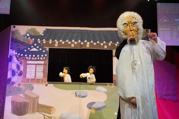 인천문화예술회관은 11월6일 스테이지149 어린이명작무대의 올해 두 번째 공연으로 연희공방 음마갱깽의 창작 인형극 '연희도깨비'를 공연한다. (사진=인천문화예술회관)