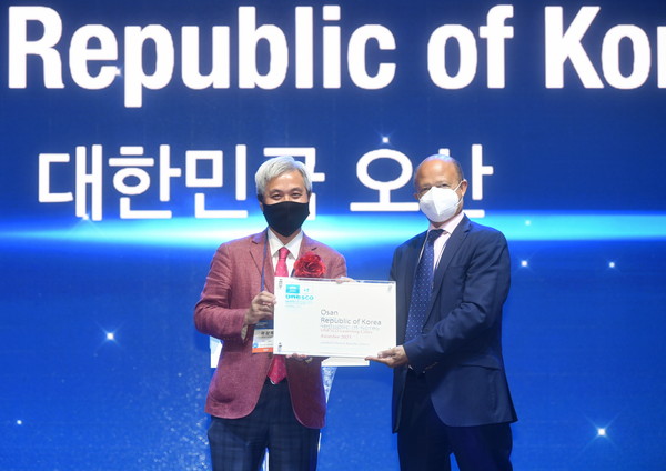 곽상욱 오산시장이 10월27일 인천시 연수구에서 열린 제5차 유네스코 학습도시 국제 컨퍼런스에서 ‘2021 유네스코 학습도시상’을 수상하고 있다. 