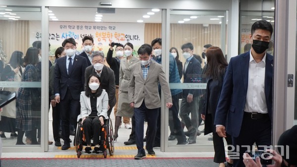 이재명 더불어민주당 대선 후보가 11월7일 서울 강서구에 위치한 특수학교인 서진학교를 방문했다. 사진은 이 후보가 최혜영 의원의 휠체어를 밀어주며 시설을 살펴보고 있는 모습 (사진=홍정윤 기자)