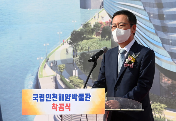 박남춘 인천시장이 11월10일 인천시 중구 월미도에서 열린 '국립인천해양박물관 착공식'에서 환영사를 하고 있다.