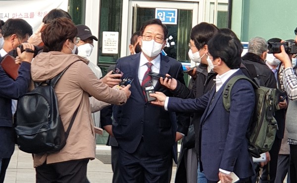 김선교 의원이 무죄 판결을 받고 법정을 나서면서 기자들의 질문에 “1년의 재판에 지역구민들에게 죄송하고, 앞으로 지역구민들을 위해 최선을 다하겠고” 답하고 있다. (사진=이영일 기자)