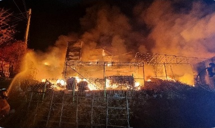 새벽 4시30분께 포천 동교동 섬유공장에서 원인모를 화재가 발생했다. 불은 공장 건물 2층 중 1층을 모두 태우고 1시간여 만인 5시28분에 꺼졌다. (사진=포천소방서)