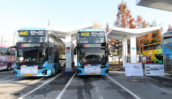 화성시가 11월22일 친환경 전기버스 운행을 시작했다. 친환경 2층 전기버스는 동탄 신도시에서 출발해 서울역을 오가는 M4108번과 강남역행 M4403번 광역급행버스 2개 노선에 총 5대가 적용됐다. (사진=화성시)
