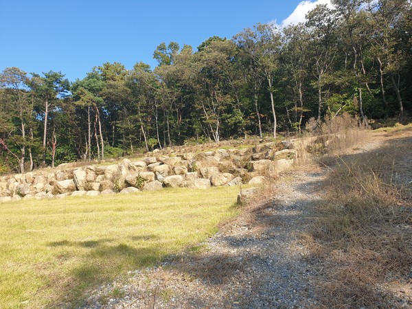 의정부시 소재 임야 2455㎡를 매입해 관할관청의 산지 전용허가 없이 절토(땅깎기)와 성토(흙쌓기) 등 불법 훼손해 가족묘를 이장한 혐의로 적발됐다. (사진=경기도)