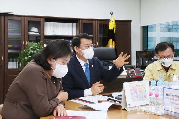 박춘호(가운데) 시흥시의회 의장이 11월30일 의장실에서 한전 관계자에 '시흥-송도 전력구공사'와 관련해 강력히 항의하고 있다. (사진=시흥시의회)
