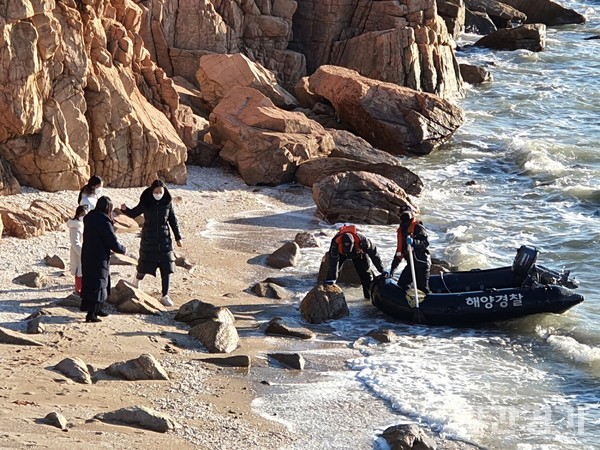 인천 해양경찰서 구조대가 영종도 선녀바위해수욕장 인근에 고립된 6명을 구조하고 있다. (사진=인천 해양경찰서)