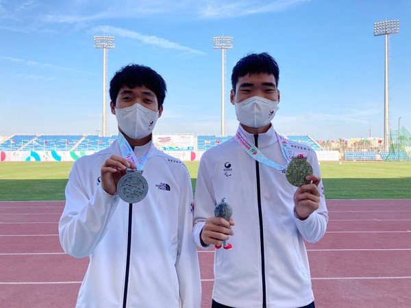  파주 동패고등학교 이상익(왼쪽) 선수가 지난 12월2일부터 6일까지 바레인 마나마에서 열린 ‘2021 바레인 장애인아시아청소년 경기대회’에 대한민국 대표 선수로 출전해 은메달을 획득했다.