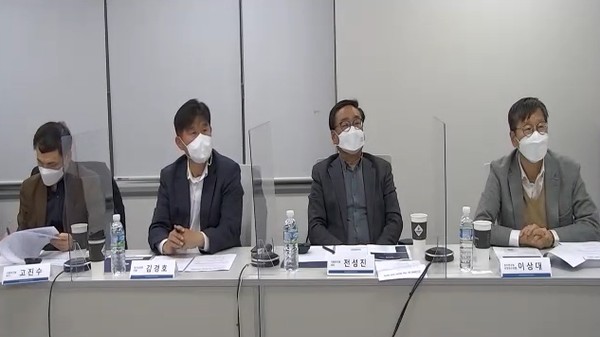 김경호 경기도의원은 인구소멸위험 대응 가평군 발전전략 토론회에 좌장으로 참석해 가평군 인구소멸 위험지역 대응 전략에 대한 토론을 하고 있다. (사진=경기도의회)