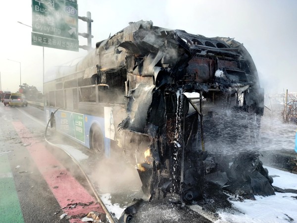 12월21일 오전 9시30분쯤 수도권 제1순환도로 김포에서 계양방면으로 달리던 버스에서 불이나 2시간 만에 진화됐다. 화재를 진화 중인 소방관들. (사진=인천 계양소방서)