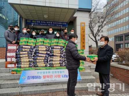 조종국 안산경우회장(오른쪽)이 탈북민 대표에게 생필품을 전달하고 있다.(사진=김대영 기자)