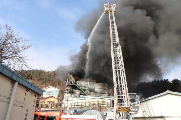 12월27일 오전 9시51분께 포천시 소흘읍 이동교리에 있는 마스크제조회사 Y산업에서 화재가 발생해 1시간여 만에 진화됐다. 사진은 포천 화재 현장. (사진=포천소방서)