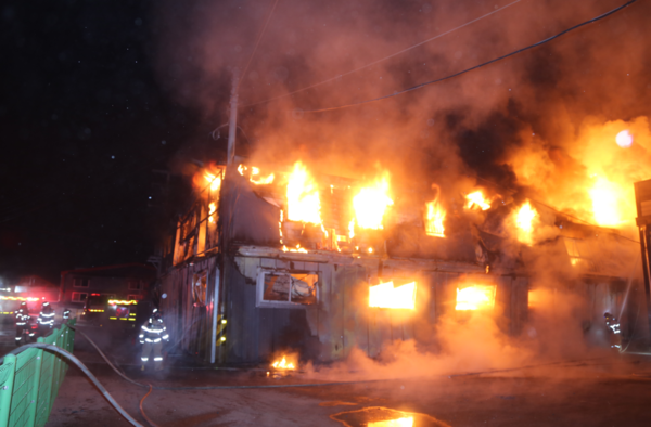 포천 소방서는 12월28일 새벽 3시40분께 포천 가사면 금형 공장에서 화재가 발생해 조립식 철골조 건물 2동이 전소됐다고 밝혔다. 다행히 인명피해는 없었다.사진은 화재 현장. (사진=포천 소방서)