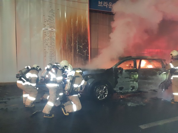 1월10일 인천 부평의 도로를 달리던 차량에서 불이나 15분 만에 안전하게 진화됐다. 출동한 소방관들이 차량 화재를 진화하고 있다. (사진=인천 부평소방서)