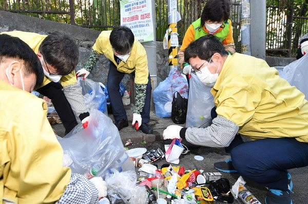 생활폐기물을 줄이기 위해 소각용 쓰레기 샘플링 작업에 참여하고 있는 염태영 수원시장과 공직자들. (사진=수원시)