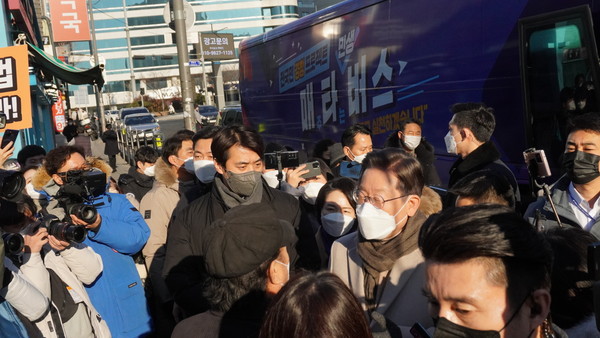 이재명 더불어민주당 대선 후보가 1월21일 매타버스(매주타는 버스) 일정으로 서울 연남동에서 거리걷기 행사를 가졌다. 버스에서 내려 시민들과 인사를 나누는 이재명 후보. (사진=홍정윤 기자)