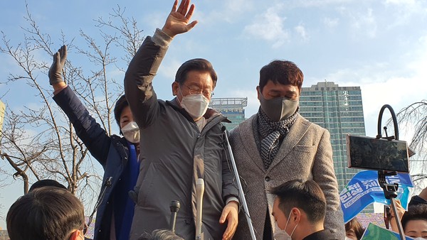 이재명 더불어민주당 대선 후보는 1월22일 서울 송파구 석촌호수를 찾아 시민들과 대면하는 밀착형 유세를 가졌다. (사진=홍정윤 기자)