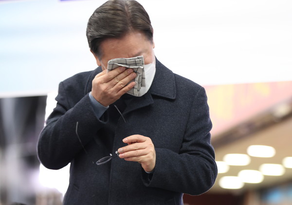 이재명 더불어민주당 대선후보가 1월24일 매타버스(매주타는 버스)로 성남을 찾아 가족관련 발언을 하다 눈물을 닦고 있다. (민주당 선대위)