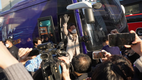 이재명 더불어민주당 후보가 매주타는 민생버스 '매타버스' 서울 일정을 소화하기 위해 버스에서 내리고 있는 가운데 조금이라도 더 좋은 사진과 영상을 찍기 위한 취재진과 지지자들이 순식간에 몰리며 혼잡한 분위기다. (사진=홍정윤 기자) 