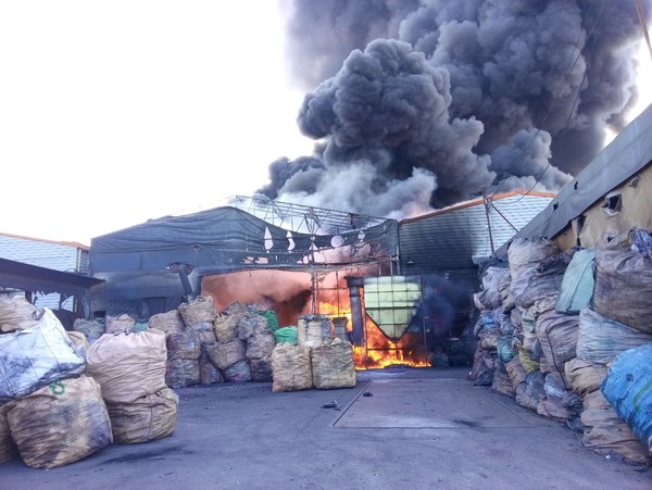 1월28일 오전 11시40분께 인천 서구에 있는 한 폐기물처리업체에서 불이 나 공장관계자 6명이 자력으로 대피했으나 이 가운데 1명이 부상을 당했다. (사진=인천소방본부)