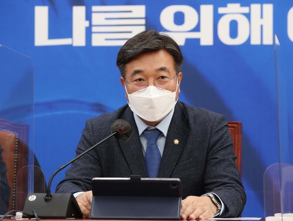 윤호중 더불어민주당 원내대표와 기동민 국방위 간사는 2월3일 오전 서울 여의도 국회에서 열린 정책조정회의에서 윤석열 국민의힘 대선 후보의 ‘사드 추가배치’ 발언은 맹목적 근시안적 안보관으로 도를 넘고 있다고 맹폭했다. (사진=연합뉴스)