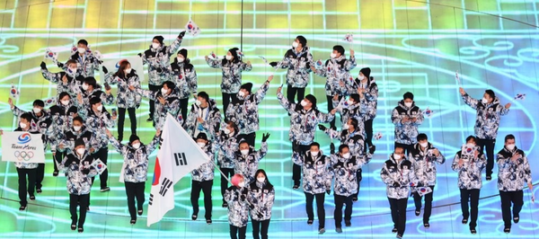 &#39;2022 베이징 동계 올림픽&#39;의 개막에 여&middot;야와 정부가 합심으로 선수단의 선전과 건강을 기원했다. 베이징 동계 올림픽&nbsp;개막식에서 대한민국 대표선수단이 입장하는 모습. (사진=연합뉴스)