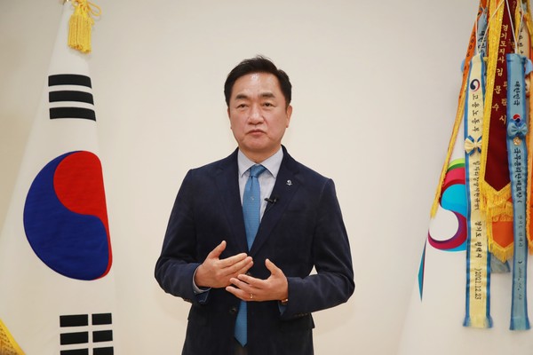 정장선 평택시장이 2월5일 사드추가 배치 발언과 관련 추가 배치 후보지로 평택이 거론된 것은 56만 평택시민을 철저히 무시하는 무책임한 처사라며 유감을 표하는 입장문을 발표하고 있다. (사진=평택시)