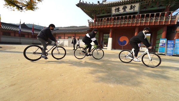 행궁동에서 자전거 문화를 확대하기 위해 모인 청년과 청소년들이 자전거를 타고 지역조사를 하고 있다. (사진=수원시)
