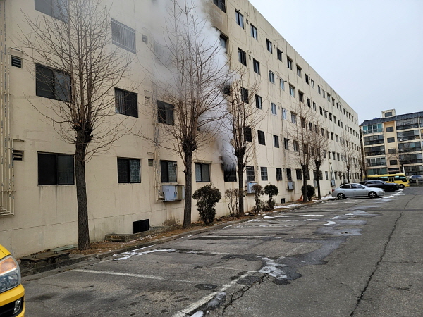 부천 송내동 소재 한 아파트 1층에서 불이나 30대 여성 1명이 숨지고 주민 10여 명이 연기 흡입 등으로 인근 병원으로 옮겨졌다. (사진=부천 소방서)