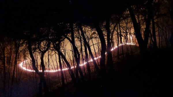 2월10일 오후 7시42분께 포천시 창수면 고소성리의 산에서 군부대에서 훈련 중 사용한 조명탄 불꽃이 산에 떨어지며 화재가 발생해 소방당국이 진화 중이다. (사진=포천 소방서)