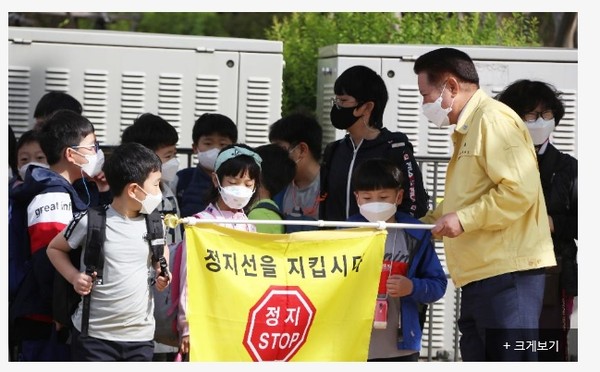 덕천 초등학교 안전도우미 봉사를 하고 있는 최대호 안양시장. (사진=안양시)