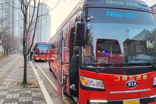인천 동구는 2월16일 진로지원사업의 일환으로 지역 학생들의 안전하고 편리한 진로체험활동을 지원하기 위해 '꿈을 향해 달리는 진로버스' 사업을 추진한다. (사진=인천 동구)