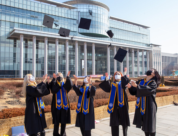 국립 인천대학교는 18일 2022년 학위 수여식을 개최했다. 사진은 학위 수여식에서 학사모를 하늘 위로 높이 던지는 졸업생들. (사진=인천대학교)