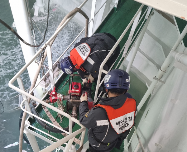 인천 팔미도 인근 해상에서 모래 실은 4500톤급 부선이 침수되는 사고가 발생해 인천해경 경찰관이 구난작업을 위해 배수장비를 설치하고 있다.
