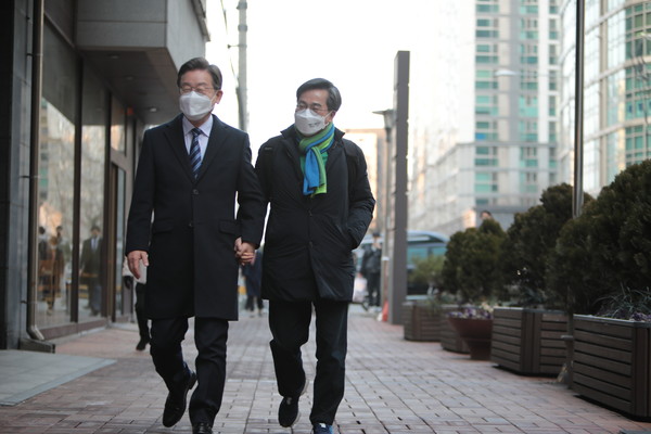 이재명 더불어민주당 대선 후보와 김동연 새로운물결 대선 후보가 1일 오후 서울 마포의 한 카페에서 회동한 후 손을 잡고 함께 이동하고 있다.