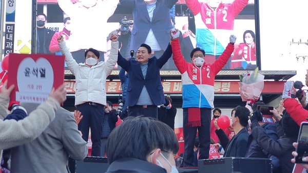 윤석열 국민의힘 대선 후보와 안철수 국민의당 대표가 3월5일 이천에서 합동유세를 펼치고 있다. (사진=홍정윤 기자)