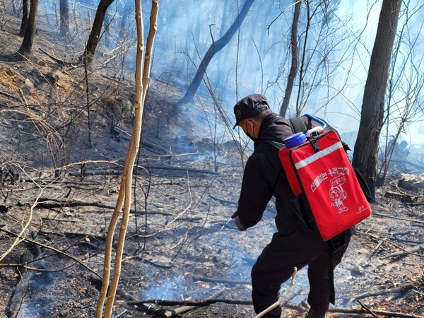 안산시는 상록구 수리산 일원에서 발생한 화재 진화를 위해 인력 1500여 명을 투입하는 등 총력대응하고 있다. (사진=안산시)