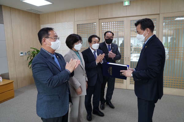 수도권내륙선 사전타당성조사용역 조기착수를 위해 안성시·화성시·진천군·청주시가 3월7일 국토교통부에 공동건의문을 전달했다. 왼쪽부터 신원주 안성시의회 의장, 김보라 안성시장, 송기섭 진천군수, 김성우 진천군의회 의장. (사진=안성시)