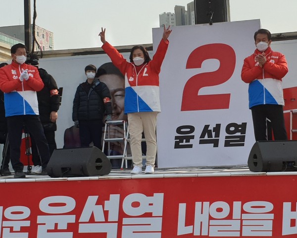 윤석열 국민의힘 대선 후보 유세활동에 박순자 위원장이 지원 유세를 펼치고 있다.