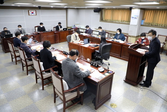 수원시의회 기획경제위원회는 1월14일 경제정책국 소관 8개 부서의 2022년 주요업무 추진계획과 2021년 행정사무감사 시정·요구사항 추진계획에 대한 점검을 가졌다. (사진=수원시의회)