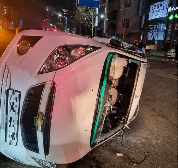 3월20일 오후 8시께 수원 팔달구 인계동의 한 도로에서 승용차끼리 충돌해 차량 1대가 전복되는 사고가 발생했다. (사진=수원남부소방서)