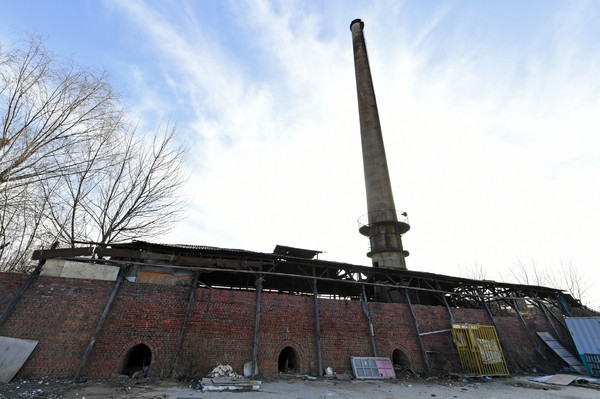 영신연와는 1970~1980년대 인근의 동보연와(현재 태산아파트 자리)와 경쟁하며 연간 1000만장의 붉은 벽돌을 쉴 새 없이 만들어냈다.  호프만식 가마의 아치형 입구가 드러나 보이는 영신연와 벽돌 가마와 굴뚝. (사진=수원시)