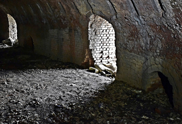 영신연와는 옛 모습을 그대로 간직하고 있는 우리나라 마지막 호프만식 가마다.  벽돌이 소성되는 과정에서 시간의 더께가 쌓인 가마 내부. (사진=수원시)