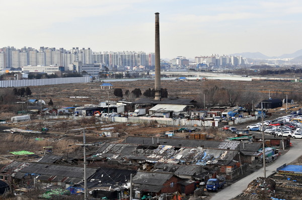 영신연와는 근로자들이 사용했던 사택도 그대로 존재한다. 게다가 영신연와에서 일했던 노동자 중 몇몇은 여전히 그곳에서 생활하고 있다. 수원시 권선구 고색동에 남아 있는 옛 벽돌공장 영신연와 굴뚝과 사택 전경.  (사진=수원시)