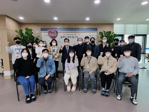 이재준 더불어민주당 수원시장 예비후보가 4월7일 홍재 장애인 주간 보호시설을 방문, 시설 종사자 처우 개선에 대한 의지를 밝혔다. (사진=이재준 수원시장 예비후보)