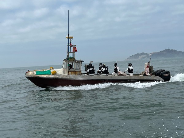 해양경찰청 서해5도특별경비단(서특단)은 4월11일 오전 8시께 인천 연평도 인근 해상에서 중국어선 A호(고속보트·5톤)를 영해 및 접속 수역법 위반 혐의로 나포했다고 밝혔다. 압송중인 중국 어선. (사진=서특단)