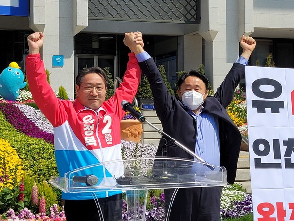 심재돈 전 국민의힘 인천시장 선거 예비후보가 4월17일 유정복 예비후보를 지지하고 나섰다. (사진=유정복 예비후보)