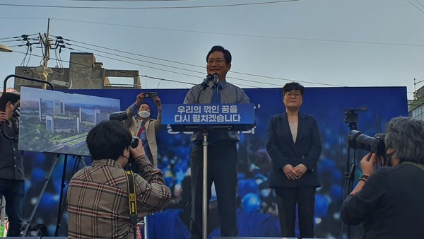 송영길 민주당 의원은 4월17일 오후 서울 마포구 홍대 상상마당 앞에서 서울시장 출마를 선언했다. (사진=홍정윤 기자)